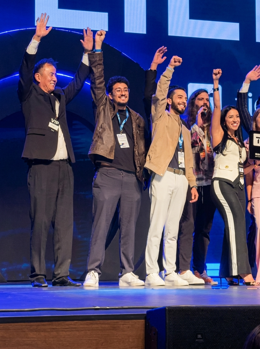 Rafael recebendo premiacao no palco pela Ticto